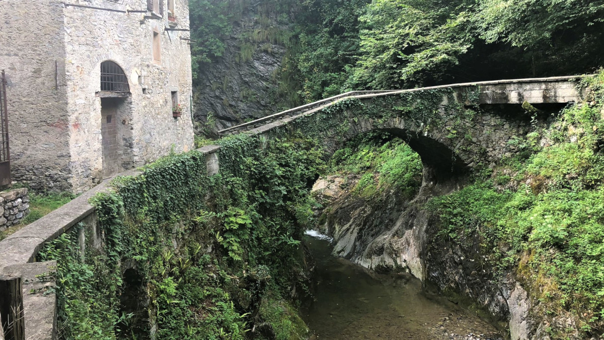 ponte-di-un-mulino-lungo-il-tratto-da-Varenna-a-Bellano