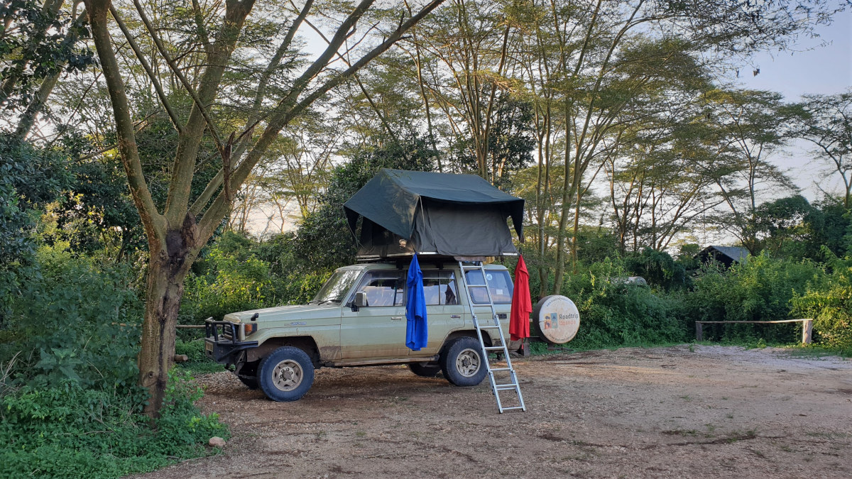 viaggio-on-the-road-in-Uganda-con-roof-top-tent.